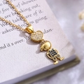 Collar bañado en oro con colgante de corazón y niño, circonitas y piedras azules - Estilo Corazón de Niño Dorado