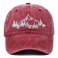 Dettaglio del ricamo bianco con montagna su un cappellino da baseball rosso bordeaux - Taglia Unica(Regolabile) / Borgogna