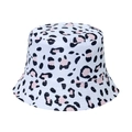 Détail d'un chapeau bob en toile blanche avec motif léopard rose et noir chic - Blanc