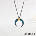 Dettaglio della collana con ciondolo a corno boho e perline di turchese micro-pave - Corno in Perle Blu Oro Nero (NE2346-B-2)