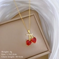 Detail einer roten Kirschkette mit Strasssteinen auf Goldkette in Schmuckschachtel - Goldkette Rote Kirsche Stil (G250)