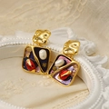 Primer plano de pendientes vintage franceses con esmalte de colores y perlas blancas - Oro de 18K + Púrpura