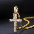 Goldenes Kreuz-Halskette mit Zirkonia-Steinen und Seilkette auf schwarzem Grund - Gold Kleiner Zirkonia Anhänger Ohne Kette