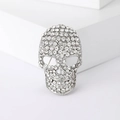 Spilla a forma di teschio in argento con strass su uno sfondo bianco minimalista - Stile Strass Trasparente su Base Argento (MM-BR-0141) / Argento