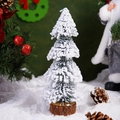 Detailansicht eines Mini-Weihnachtsbaums mit Flockschnee und echtem Holzsockel - 20cm