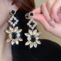 Détail de boucles d'oreilles fleur irrégulières de luxe avec cristaux noirs et clairs - 51# Fleur Exagérée Bicolore Or et Noir (HE3995)