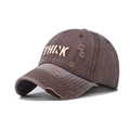 Dettaglio del ricamo 3D THINK sul cappellino da baseball in cotone lavato vintage - Regolabile / caffè
