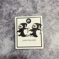Boucles d'oreilles faucheuse Halloween avec squelette et faux sur fond de pierre - Bois / Puces Faucheuse