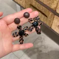 Maillard luipaard hars bloem oorbellen met bruine knopjes en zwart centrum - Zilveren Naald-Donkergoud