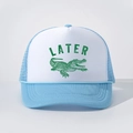 Cappellino trucker bianco e blu con stampa di dinosauro verde e scritta LATER - Taglia unica / Bianco/Celeste