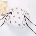 Detailansicht der Kordelzug-Kosmetiktasche mit Kaktus-Print und Klettverschluss - Weißer Kaktus