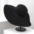 Eleganter schwarzer Strohhut mit breiter Krempe und einzigartigen mehrlagigen Fransenrändern - Einheitsgröße / Schwarz