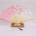 Abanico japonés con flores de cerezo, varillas de madera y una borla morada fina - Varillas Blancas Estilo 2