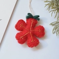 Addobbo natalizio in feltro rosso fatto a mano con cuciture dorate e fiocco verde - Fiocco di Neve Rosso (7.5x8cm)