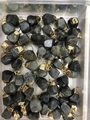 Lot de pendentifs en pierre brute naturelle foncée avec attaches dorées dans un bac - Pierre Flash (Labradorite)