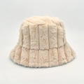 Bob d'hiver en fausse fourrure beige avec texture côtelée à rayures verticales - M (56-58cm) / Beige