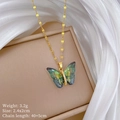 Detail van vlinderhanger met groene hars en gouden kristallen accenten op de doos - Groen (B427 Groen)
