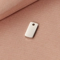 Detail van een gepolijste rechthoekige roestvrijstalen hanger voor het maken van DIY sieraden - 1.5MM Dikte / Staalkleur