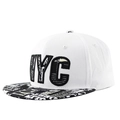 Cappellino snapback bianco con ricamo NYC e stampa a giornale sulla visiera - Regolabile / Bianco