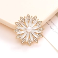 Détail macro d'un charm solaire avec cristaux et perle pour accessoires de chaussures - Blanc
