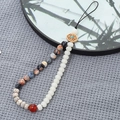 Dettaglio del cinturino per cellulare in semi di bodhi e pietre naturali - Agata di Fuoco Rosso Nero + Perle di Bodhi (K3443)