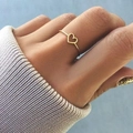 Anello cuore regolabile minimalista in finitura dorata indossato per un look quotidiano - Misura 5 / Oro