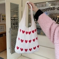 Dettaglio borsa tote in maglia bianca con cuori rossi e manico integrato - Base bianca con cuore rosso (5306433422090) / Bianco