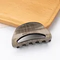 Pinza per capelli a mezzaluna lucida con venature del legno taupe su vassoio in legno - Grigio Effetto Legno (C16-3-6)