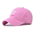 Dettaglio del cappellino da baseball in cotone rosa con ricamo a cuore bianco - Regolabile / Rosa