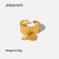 Dettaglio anello in acciaio inossidabile 18K con ciondoli a cuore e perla su sfondo bianco - Aperto Regolabile / Oro (JDR201675)