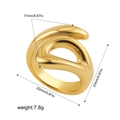Vista detallada de anillo ondulado dorado con medidas 22mm por 23mm y peso de 7,8g - Dorado Calado Abierto