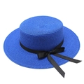 Détail du canotier bleu en paille avec ruban gros-grain noir et élégant nœud décoratif - Bleu Saphir