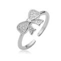 Anello a fiocco in argento con zirconi e fascia aperta regolabile su bianco - Stile CE00844YH / Argento