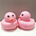 Détail d'infuseurs à thé canard rose avec petits trous et finition silicone mate - Canard Rose