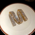 Eleganter goldener Buchstabe M Broschen mit glitzernden Steinen für Anzugdekoration - Gold