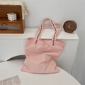 Detail van roze canvas shopper met geborduurde bloemenbanden en natuurlijke textuur - Roze