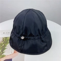 Detalle de gorro de pescador negro de nailon con hebilla plateada y tejido resistente al agua - M(56-58CM) Ajustable / Negro