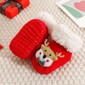 Detailansicht der roten Weihnachts-Babysocken mit rutschfesten Noppen und Rentier-Dekor - Rentier mit Schleife / S (0-1 Jahre Anti-Rutsch)