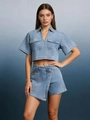 Ensemble en jean bleu clair deux pièces avec chemise courte et jupe courte asymétrique taille haute - S / Bleu clair