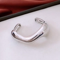 Primer plano detallado de un brazalete de plata pulida irregular con textura de metal líquido - Plata-Geométrico