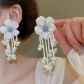 Boucles d'oreilles fleurs en tissu blanc avec pompons perlés et papillon marbré - Style Gland Pendentif Papillon en Pétale de Tissu (95#) / Blanc