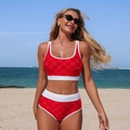 Bikini rosso a pois con bordo bianco a contrasto e slip a vita alta sulla spiaggia - S / Rosso