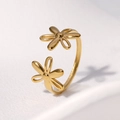 Anillo ajustable de acero inoxidable dorado con dos delicados pétalos de margarita calados - Dorado