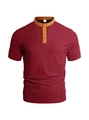 T-shirt Henley homme bordeaux ajusté avec col et boutons jaunes contrastés élégant - Bordeaux