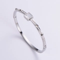Dettaglio del bracciale d'argento con pietra preziosa quadrata e zirconi cubici brillanti - Color Acciaio