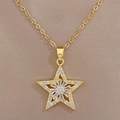 Nahaufnahme eines goldenen Sternanhängers mit Zirkonia-Steinen an einer feinen Ankerkette - Titanstahlkette + Kupferanhänger / Stern-Halskette (D135)