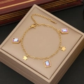 Bracciale a catena dorata con ciondoli in cristallo viola e stelle su portagioie - Stella Quadrata Viola (4#方块)