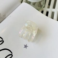 Pince à cheveux minimaliste en acétate blanc irisé sur fond de livre épuré et blanc - Pince à cheveux carrée de 3,5 cm pour queue de cheval haute / Sirène Blanche