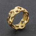 Dettaglio macro di un anello dorato a forma di X con trama a catena e finitura lucida - US 9 / Colore Oro (KR111085-KJX)