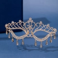 Dettaglio maschera dorata con strass e frange a goccia con motivi traforati di lusso - Stile con Pendente a Nappa / Oro